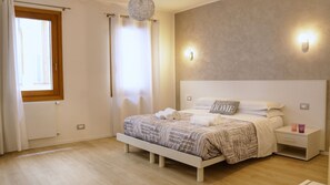 2 habitaciones, escritorio y tabla de planchar con plancha 