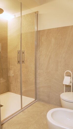 Secadora de cabello, bidet, toallas, jabón 