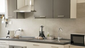 Kylskåp, mikrovågsugn, ugn och spishäll