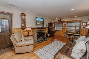 Télévision, cheminée, espaces bureaux