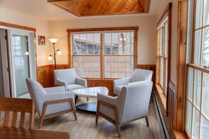 Interior - Waterside Leisure Lakefront, Hot Tub & Game Room (Geneva)