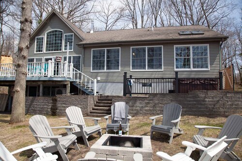 Lakefront House: Hot Tub, Game Room & Wine Trail