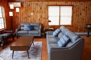 Una televisión, videojuegos, un futbolín, una oficina