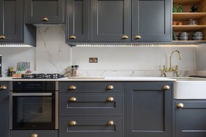 Fridge, microwave, oven, stovetop - Luxury 2Bed/2Bath overlooking Clapham Common (Greater London)