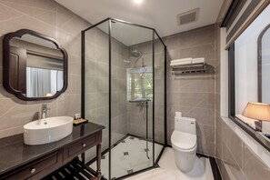 Shower, rainfall showerhead, free toiletries, hair dryer - Tam Coc Lighthouse Hotel (Hoa Lu)