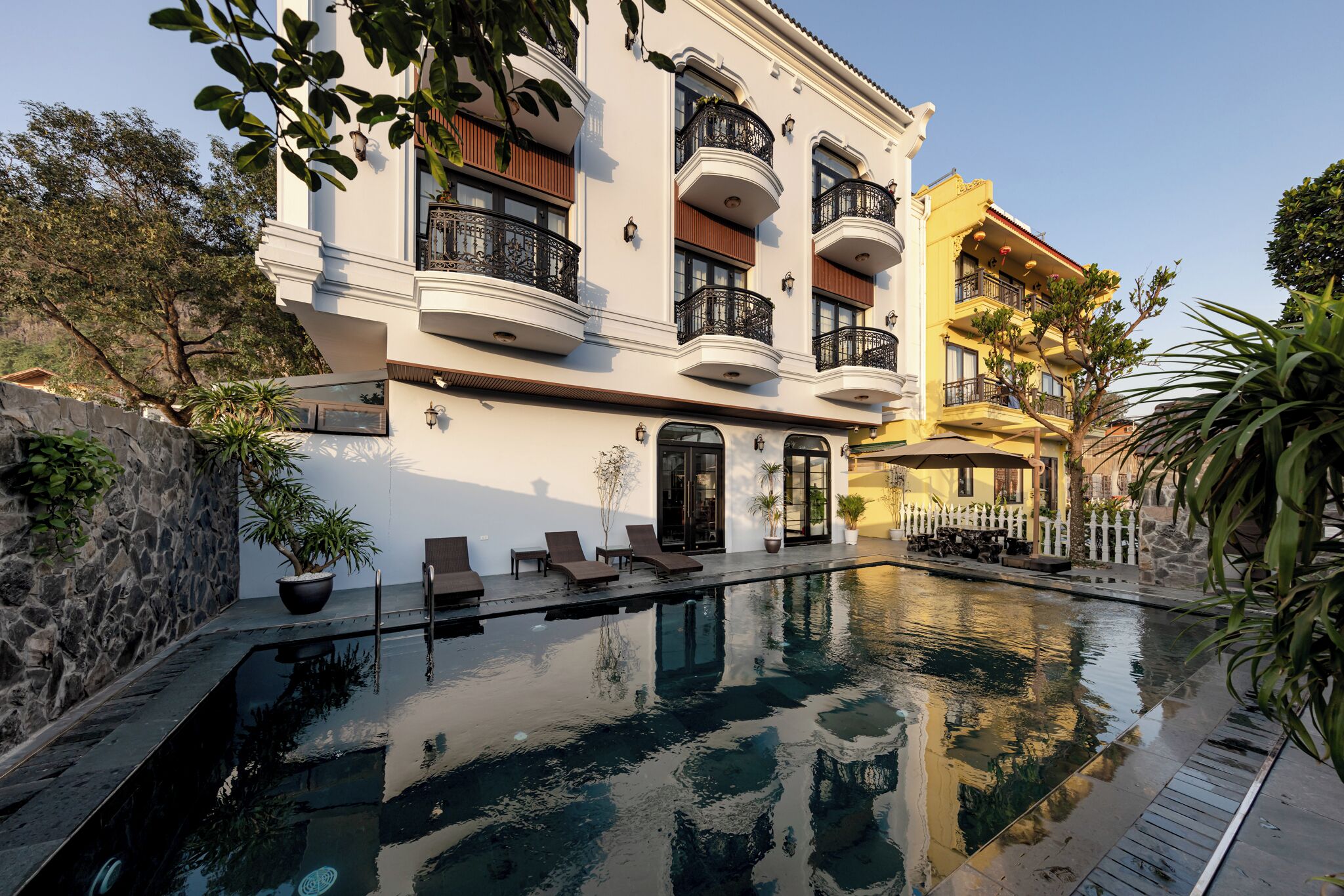 Piscine extérieure, parasols de plage