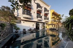 Outdoor pool, open 7:00 AM to 9:30 PM, pool umbrellas