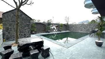 Außenpool, geöffnet von 07:00 Uhr bis 21:30 Uhr, Sonnenschirme