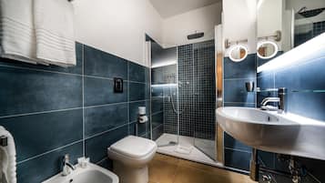 Deluxe-Dreibettzimmer | Badezimmer | Dusche, Haartrockner, Handtücher, Seife