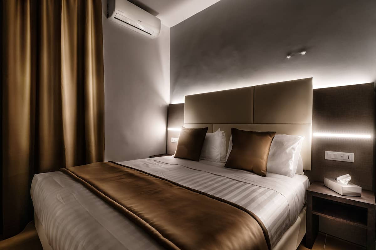 Standard Double or Twin Room | In-room safe, desk, laptop workspace, soundproofing