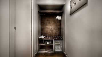 Tripla Classic | Una cassaforte in camera, una scrivania, postazione laptop