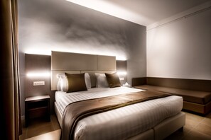 Deluxe Triple Room | In-room safe, desk, laptop workspace, soundproofing - Trinità Grand Suite (Rome)