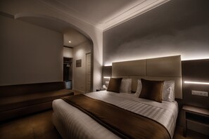 Classic Triple Room | In-room safe, desk, laptop workspace, soundproofing - Trinità Grand Suite (Rome)