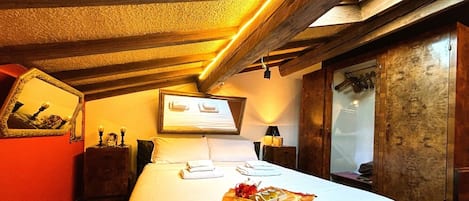 1 dormitorio, escritorio, tabla de planchar con plancha y wifi