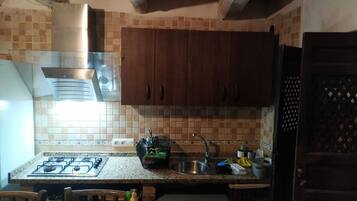 Fridge, microwave, oven, coffee/tea maker