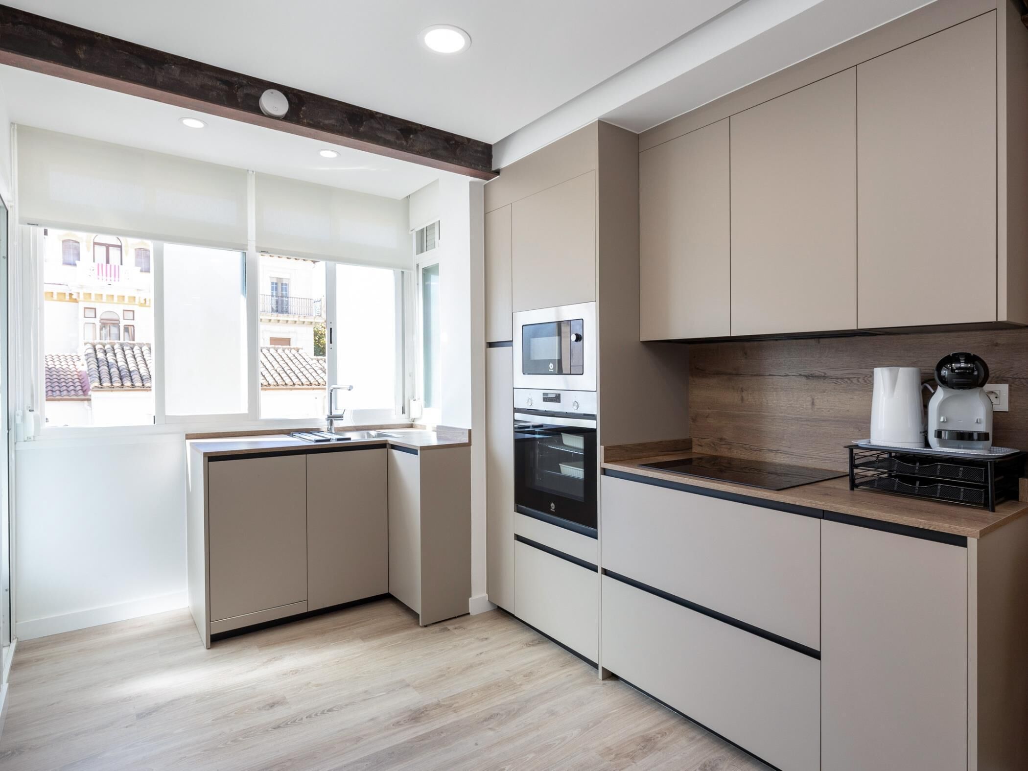 Kühlschrank, Ofen, Geschirrspüler, Wasserkocher mit Kaffee-/Teezubehör