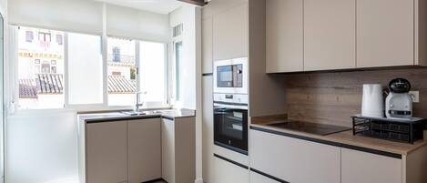 Kühlschrank, Ofen, Geschirrspüler, Wasserkocher mit Kaffee-/Teezubehör