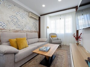 TV - Royal View Suite Apartment (Granada)