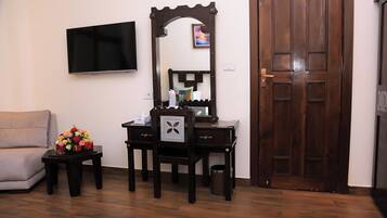 Standard Single Room, Lake View | Living area | 48-inch Smart TV with cable channels