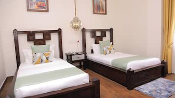 Zimmersafe, Verdunkelungsvorhänge, Bügeleisen/Bügelbrett