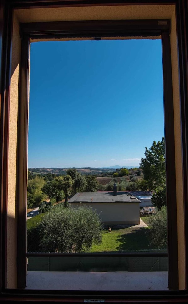 Quarto triplo clássico, vista para a colina | Escrivaninha, Wi-Fi de cortesia