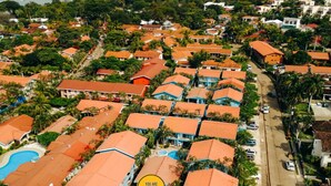 Zona residencial costera con casas, una piscina y la ubicación señalada para la Unidad D3.