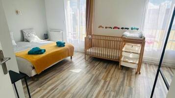 4 bedrooms, iron/ironing board, WiFi, bed sheets