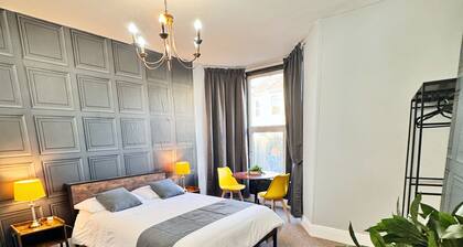 Spacious Central and Chic Apartment 65"TV