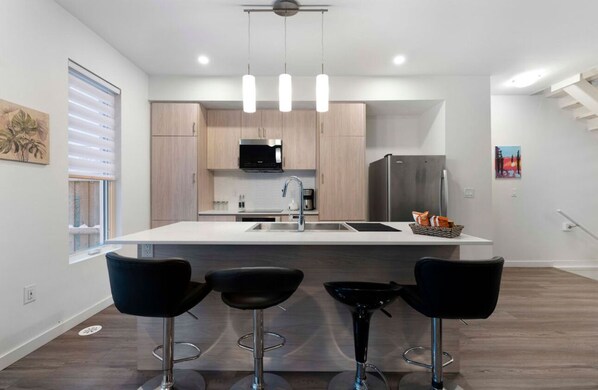 Refrigerador, microondas, horno y parrilla de estufa