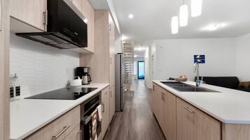 Refrigerador, microondas, horno y parrilla de estufa