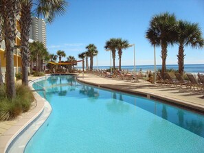 حمّام سباحة مُدفَّأ