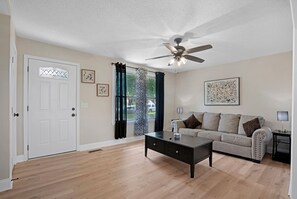 Een smart-tv en een kantoor