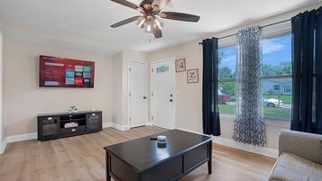 Een smart-tv en een kantoor