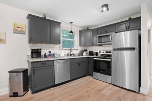 Fridge, microwave, oven, stovetop - Carbon Ridge 300mbps WiFi - Dog Friendly (Clarksville)