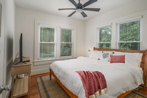 2 bedrooms, iron/ironing board, WiFi, bed sheets - Crimson Tide Cottage- 2 King Beds- 2,5 miles to UA (Northport)