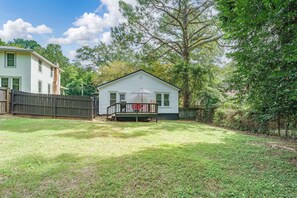 Exterior - Crimson Tide Cottage- 2 King Beds- 2,5 miles to UA (Northport)