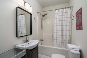 Shower, hair dryer, towels, soap - Crimson Tide Cottage- 2 King Beds- 2,5 miles to UA (Northport)