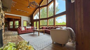 Televisión, chimenea, estéreo y oficina