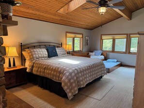 9 bedrooms, desk, iron/ironing board, WiFi