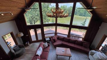 Televisio, takka, työhuone