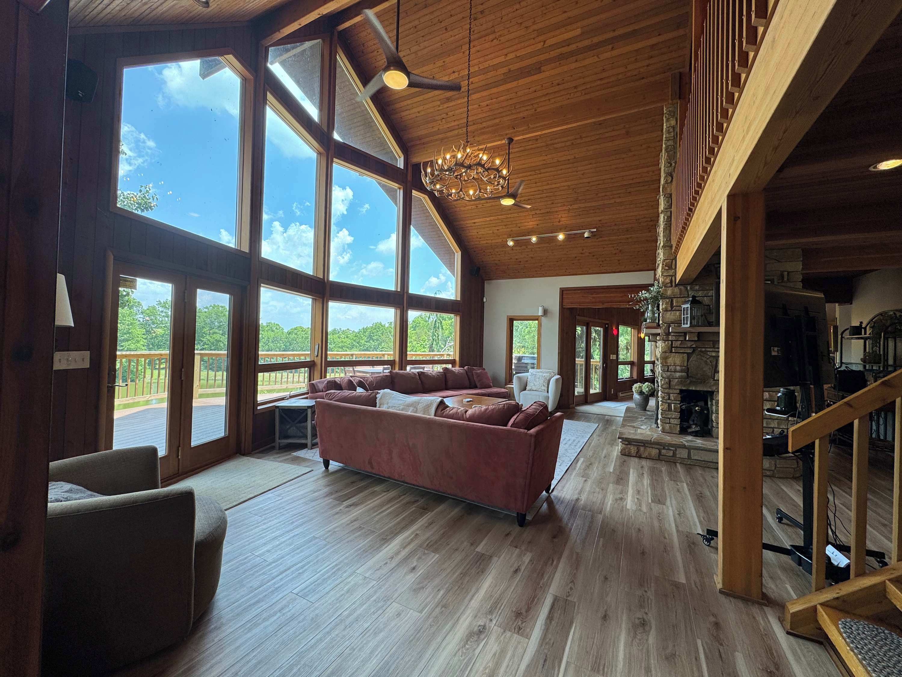 Een televisie, een open haard en een kantoor