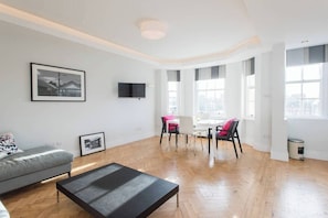 Appartement Confort, vue ville | Coin séjour | Télévision LCD