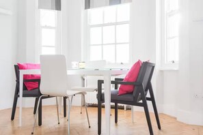 Comfort Apartment, City View | In-room dining