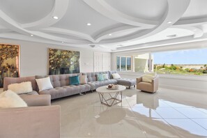 Aruba Beach Retreat | Oppholdsområde | Flatskjerm-TV