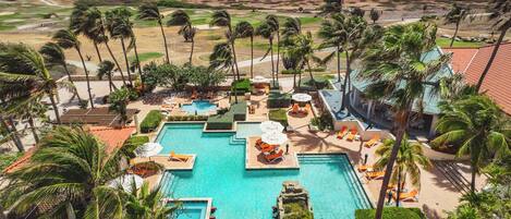 Piscina a l'aire lliure, para-sols i gandules