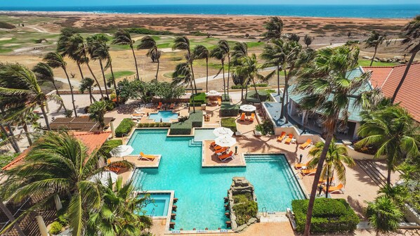 Piscine extérieure, parasols de plage, chaises longues