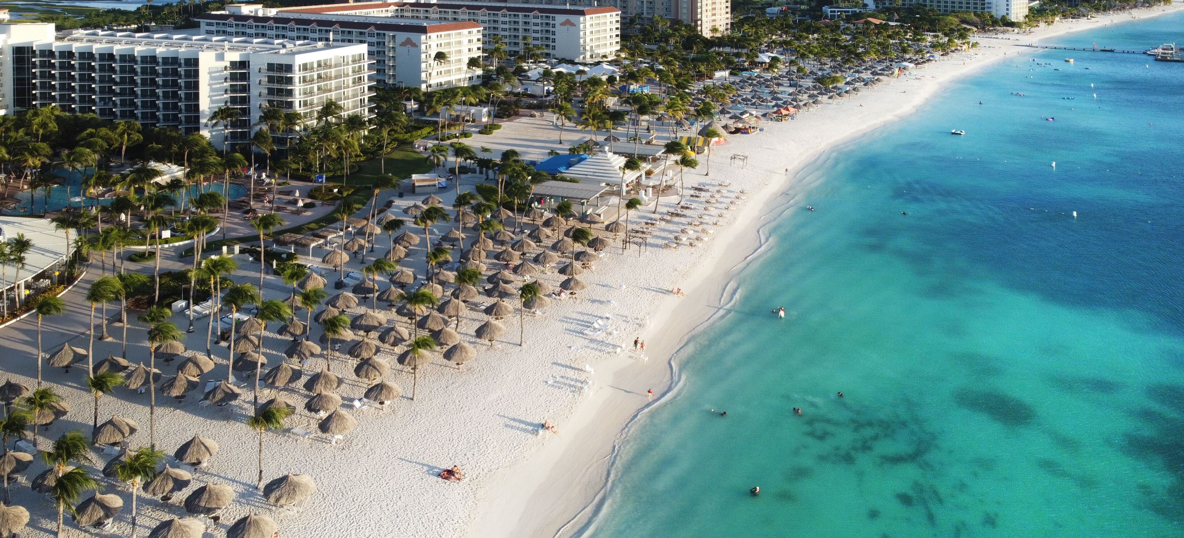 Plage à proximité, sable blanc, chaises longues, parasols