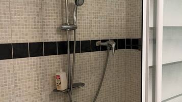 SĂšche-cheveux, serviettes fournies, savon, papier toilette