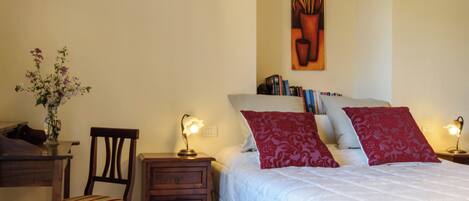 2 bedrooms, desk, iron/ironing board, travel cot