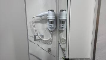 SĂšche-cheveux, serviettes fournies, savon, papier toilette